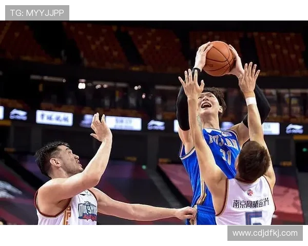 深圳篮球队配合引发热议球迷对战术选择和球员默契产生分歧